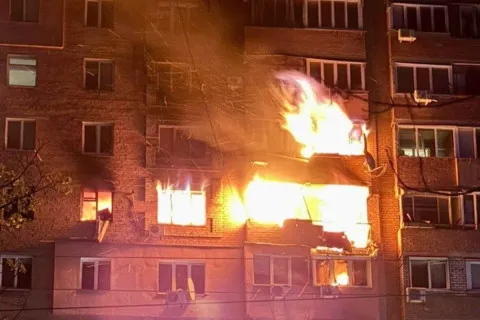 Вместо уюта - огненная ловушка: в Ивано-Франковске дрон попал в многоэтажку, есть пострадавшие (видео)