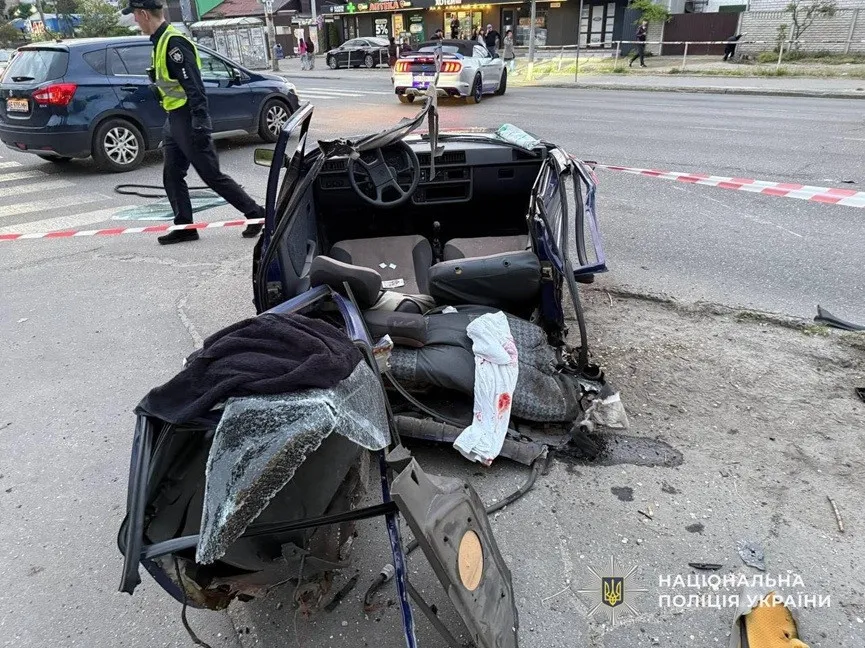 У Дніпрі Jaguar та ЗАЗ не поділили дорогу і знесли людей на зупинці: є загибла (фото, відео) У Дніпрі Jaguar та ЗАЗ не поділили дорогу і знесли людей на зупинці: є загибла (фото, відео) - today.ua