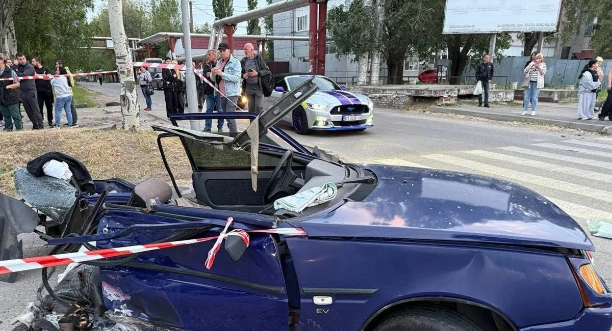 У Дніпрі Jaguar та ЗАЗ не поділили дорогу і знесли людей на зупинці: є загибла (фото, відео) - today.ua