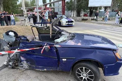У Дніпрі Jaguar та ЗАЗ не поділили дорогу і знесли людей на зупинці: є загибла (фото, відео)