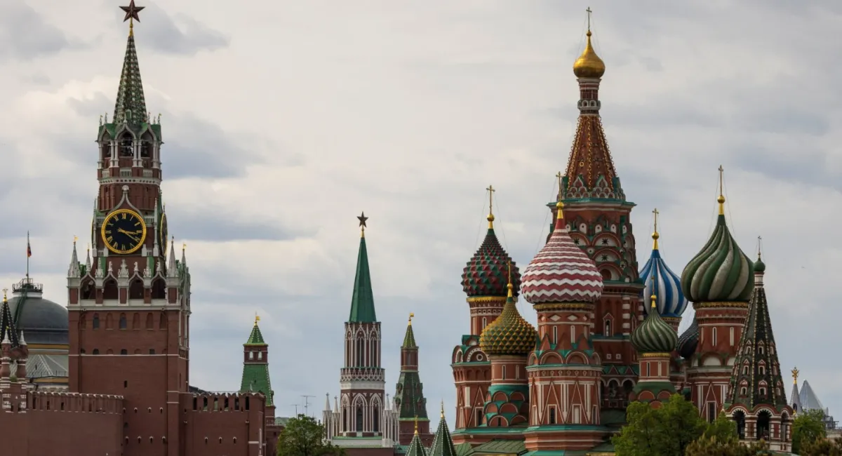 Что мы вам плохого сделали?: россиянин возле Кремля шокирован, что война дошла и до них (видео) - today.ua