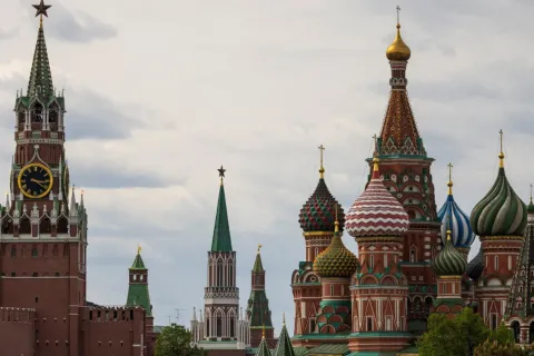 "Что мы вам плохого сделали?": россиянин возле Кремля шокирован, что война дошла и до них (видео)