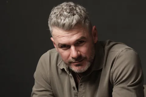 Слезы по другу и трофеи от Усика: Мирзоян в Киеве собрал 260 тысяч для ВСУ за один концерт (фото, видео)
