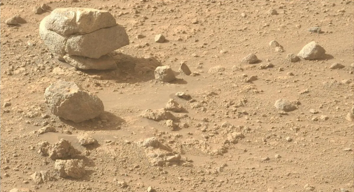 Марсоход NASA сфотографировал на Марсе пирамидку из камней, очень похожую на рукотворную. - today.ua