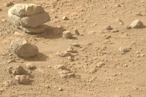 Марсохід NASA сфотографував на Марсі пірамідку з каміння, дуже схожу на рукотворну