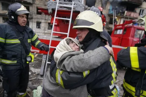 Посеред дня і прямо по цивільних: РФ жорстоко атакувала Одещину "Шахедами", горять будинки, є поранені (відео)