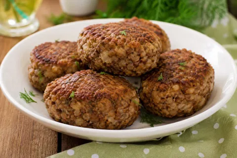 Как приготовить гречаники с хрустящей корочкой и сочной начинкой: простой рецепт