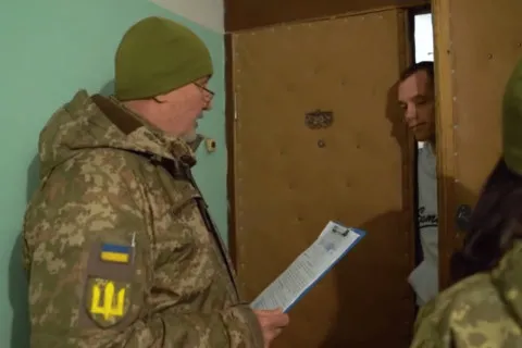 Власть намерена переловить и мобилизовать всех уклонистов до конца лета: как это будут делать.