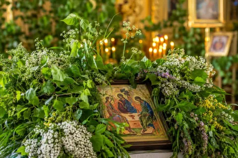 Умыться росой и спрятать скатерть под кровать: какие странные древние обряды на Троицу приносили счастье