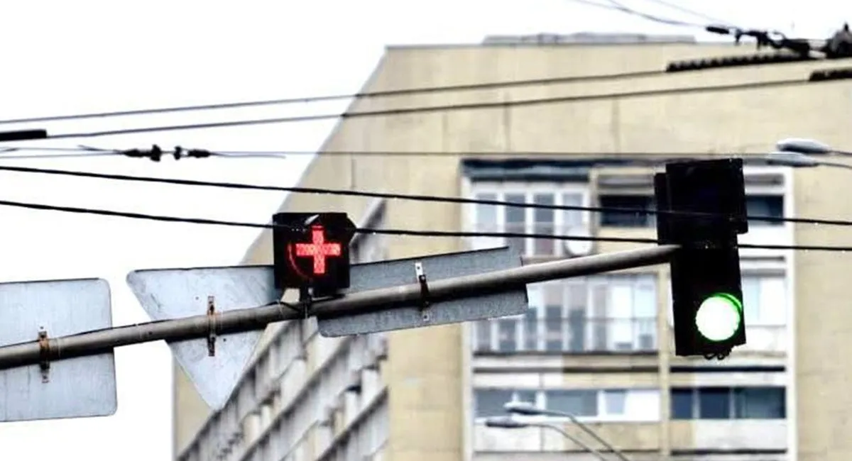 Київ дивує новими світлофорами: що означає червоний Грецький хрест на дорозі - today.ua