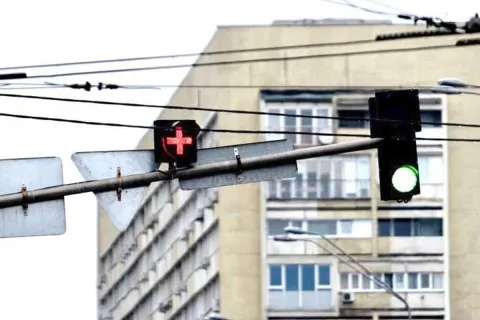 Київ дивує новими світлофорами: що означає червоний "Грецький хрест" на дорозі