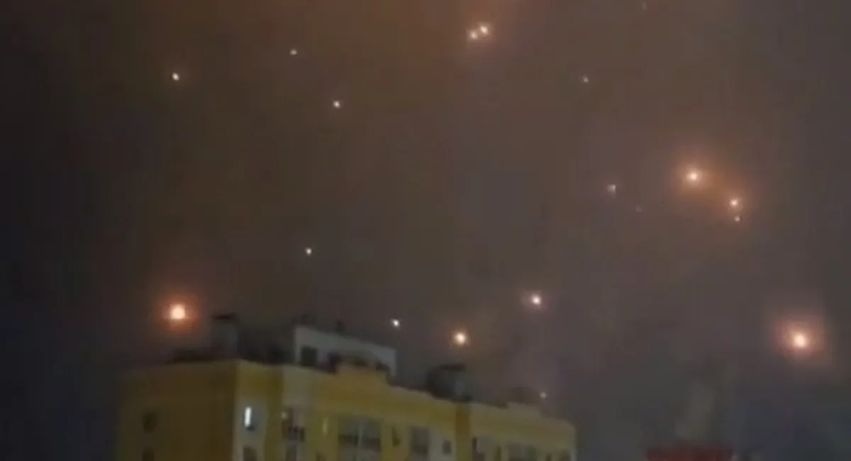 Дрони атакували російський Орел: внаслідок роботи ППО уламки розлетілися на житлові будинки (відео) - today.ua
