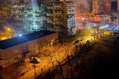 Росія масовано атакувала Київ: горять багатоповерхівки, уламки влучили у лікарні та школи
