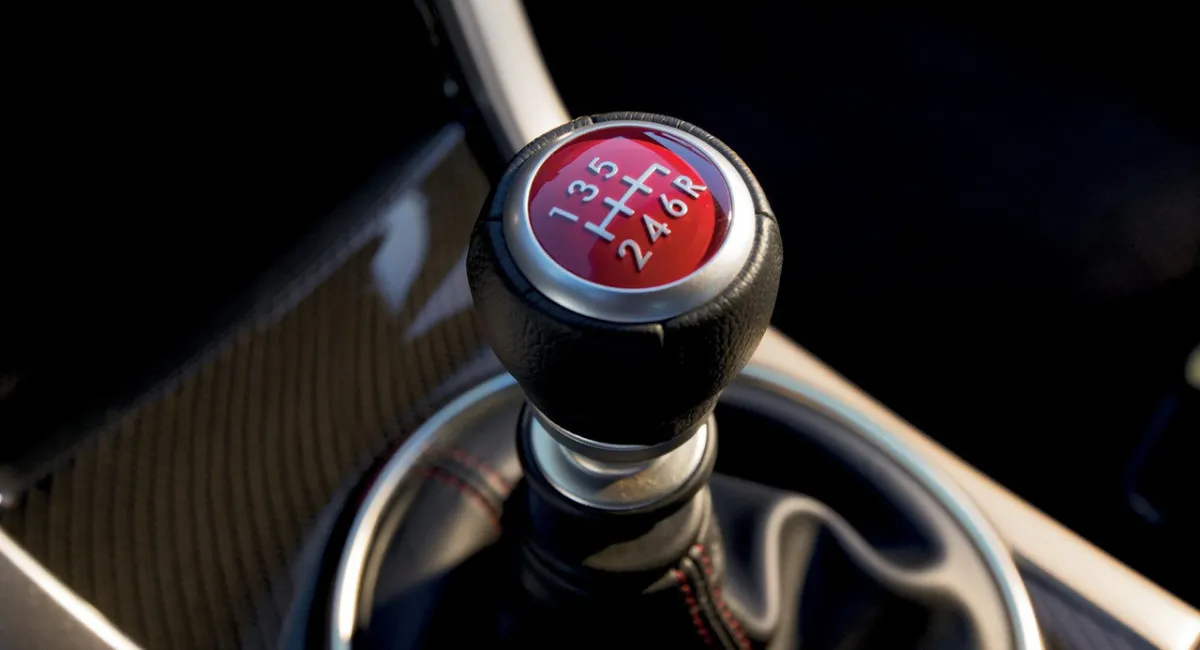 Механика не прощает ошибок: маленькие привычки водителя, которые убивают коробку передач - today.ua