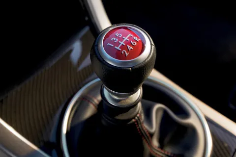 Механика "не прощает ошибок": маленькие привычки водителя, которые убивают коробку передач