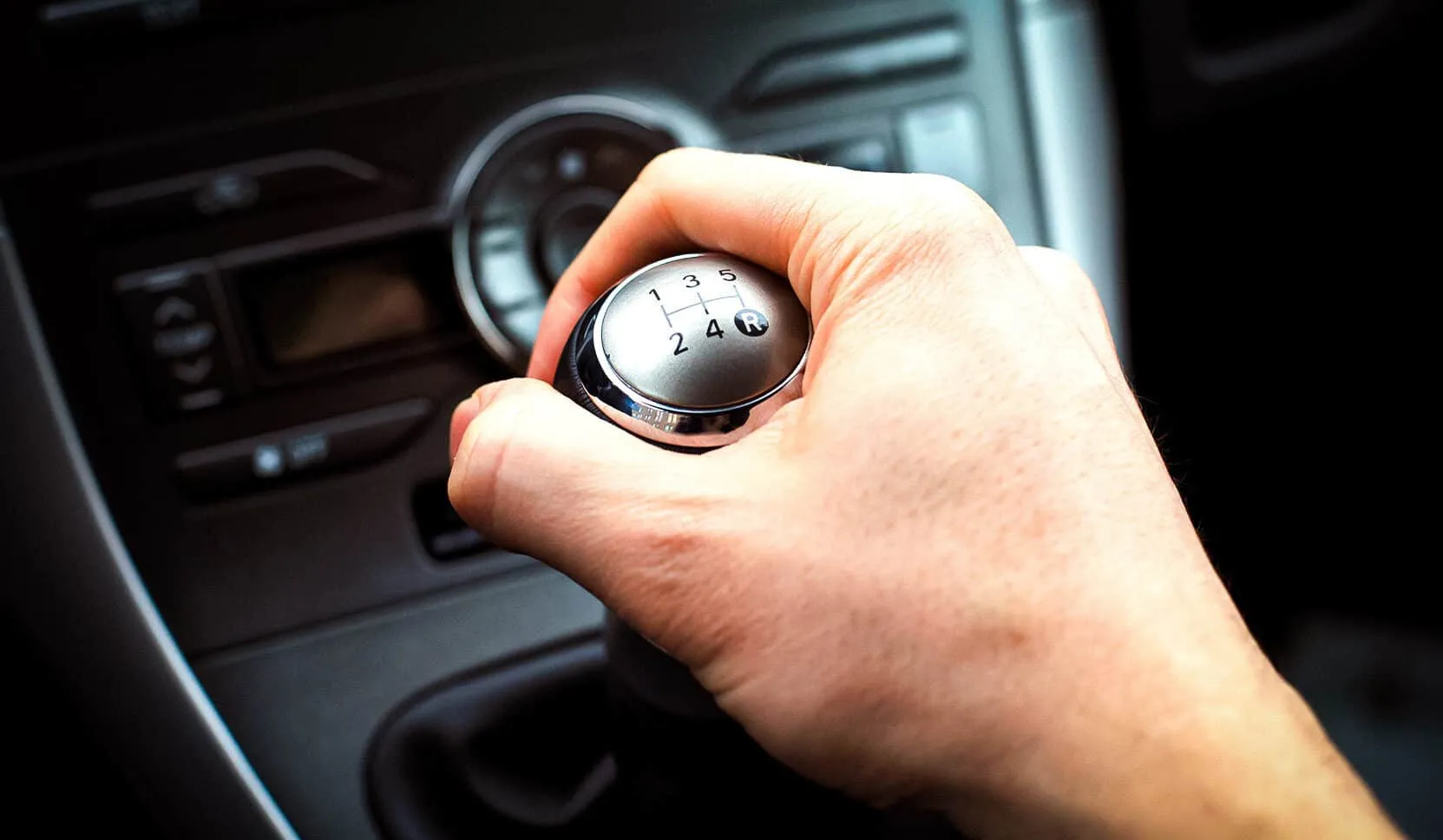 Механика не прощает ошибок: маленькие привычки водителя, которые убивают коробку передач - today.ua