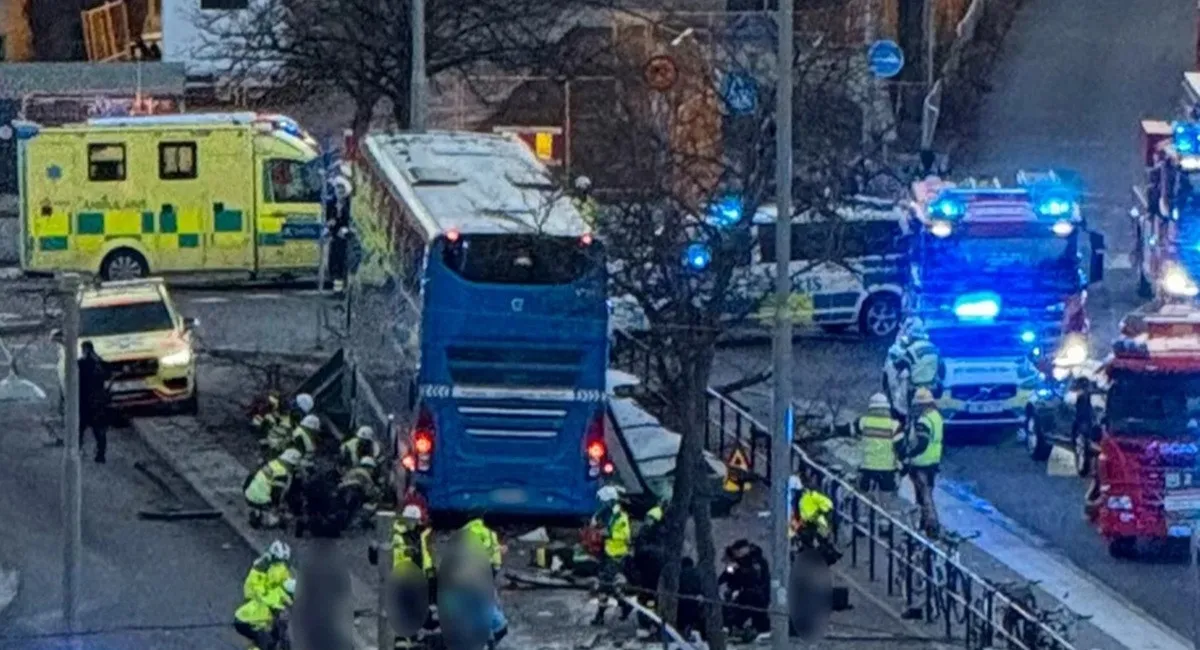 Трагедія серед білого дня: у центрі Стокгольма автобус влетів у зупинку з пішоходами, є загиблі - today.ua