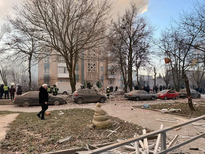 РФ вдарила по Тернополю: зруйновано багатоповерхівку, є загиблі (фото) РФ вдарила по Тернополю: зруйновано багатоповерхівку, є загиблі (фото) - today.ua