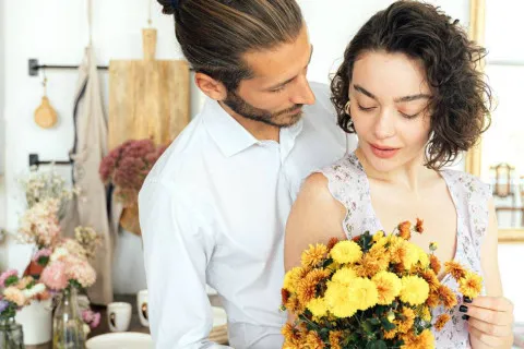 Почему мужчины редко дарят своим женщинам цветы: объяснение психологов