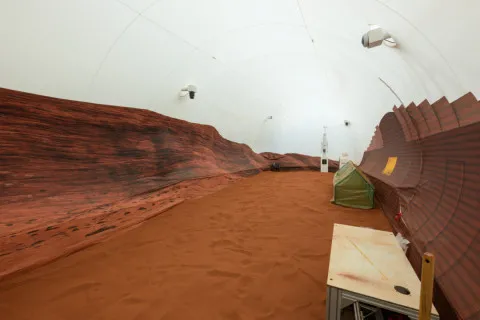 Добровольцы NASA уже месяц "живут на Марсе": что известно об эксперименте