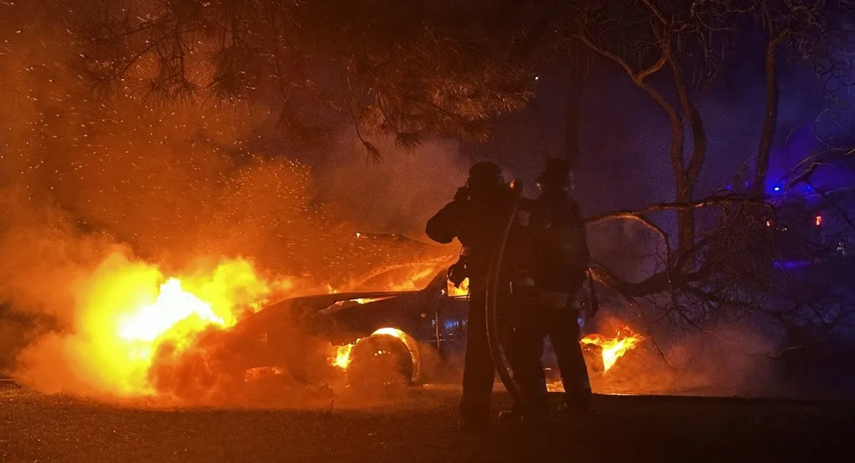 Удар КАБов вызвал огненный ад в Запорожье: пятеро погибших, есть раненые (видео) - today.ua