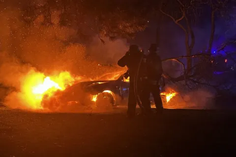 Удар КАБов вызвал огненный ад в Запорожье: пятеро погибших, есть раненые (видео)