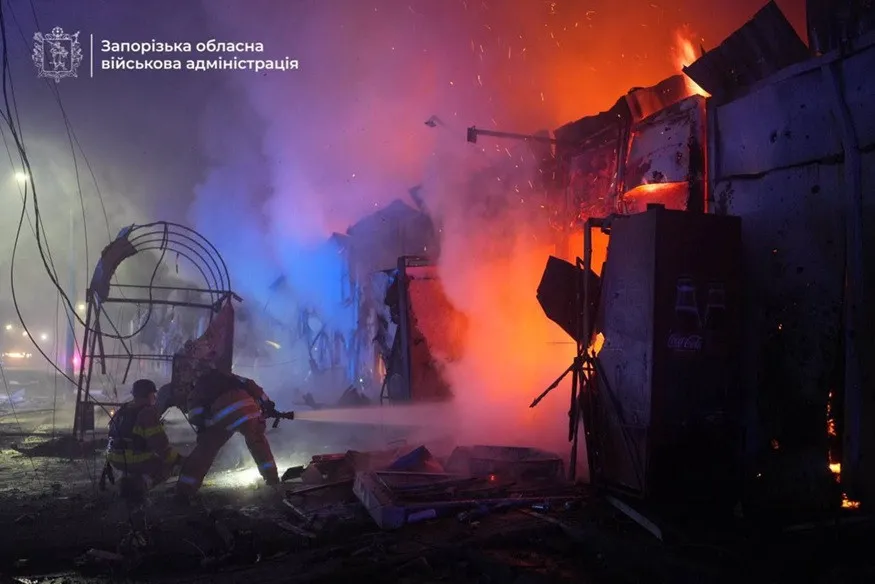 Удар КАБів спричинив вогняне пекло в Запоріжжі: п’ятеро загиблих, є поранені (відео) Удар КАБів спричинив вогняне пекло в Запоріжжі: п’ятеро загиблих, є поранені (відео) - today.ua