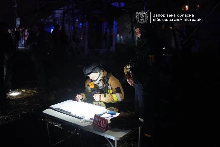 Удар КАБів спричинив вогняне пекло в Запоріжжі: п’ятеро загиблих, є поранені (відео) Удар КАБів спричинив вогняне пекло в Запоріжжі: п’ятеро загиблих, є поранені (відео) - today.ua