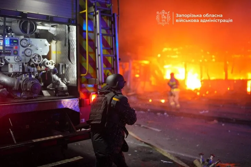 Удар КАБів спричинив вогняне пекло в Запоріжжі: п’ятеро загиблих, є поранені (відео) Удар КАБів спричинив вогняне пекло в Запоріжжі: п’ятеро загиблих, є поранені (відео) - today.ua