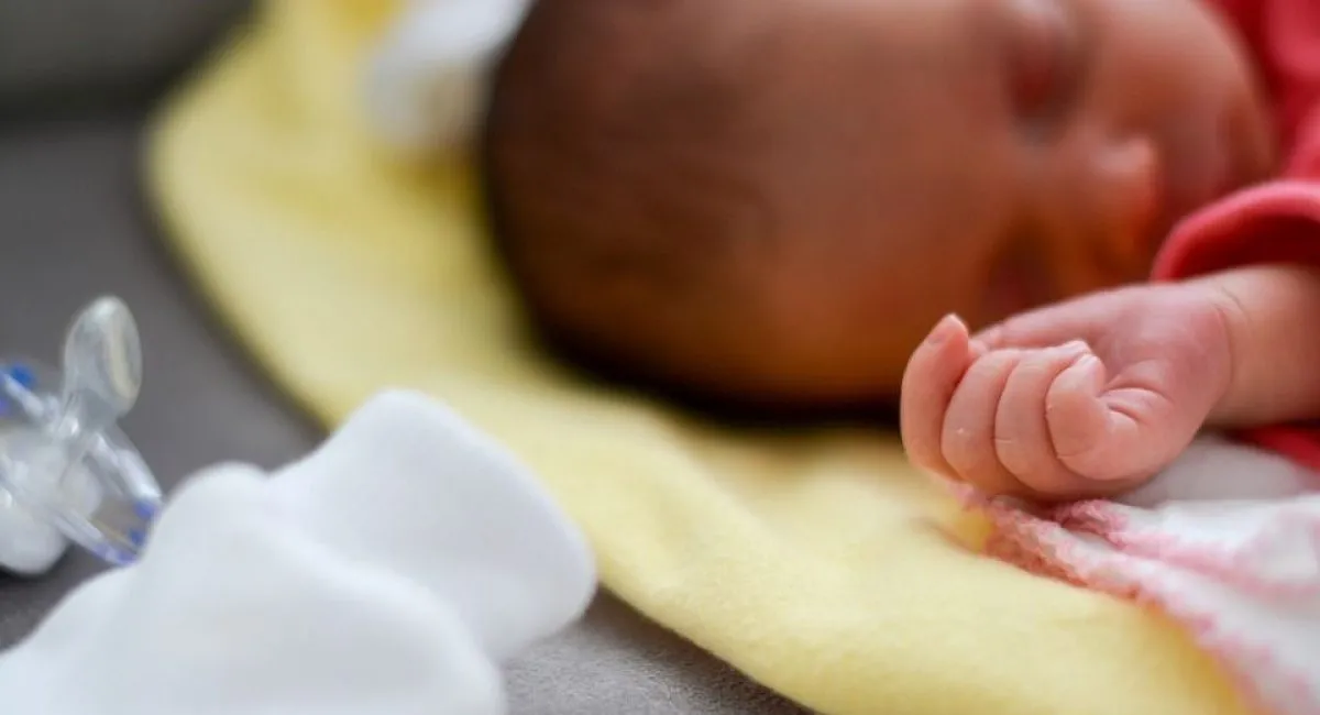 Ледь не сталася трагедія: 15-річна дівчина з відчаю викинула своє немовля на смітник - today.ua