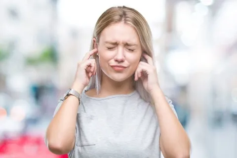 Его "слышат" только 15% людей: ученые доказали связь между сном и шумом в ушах