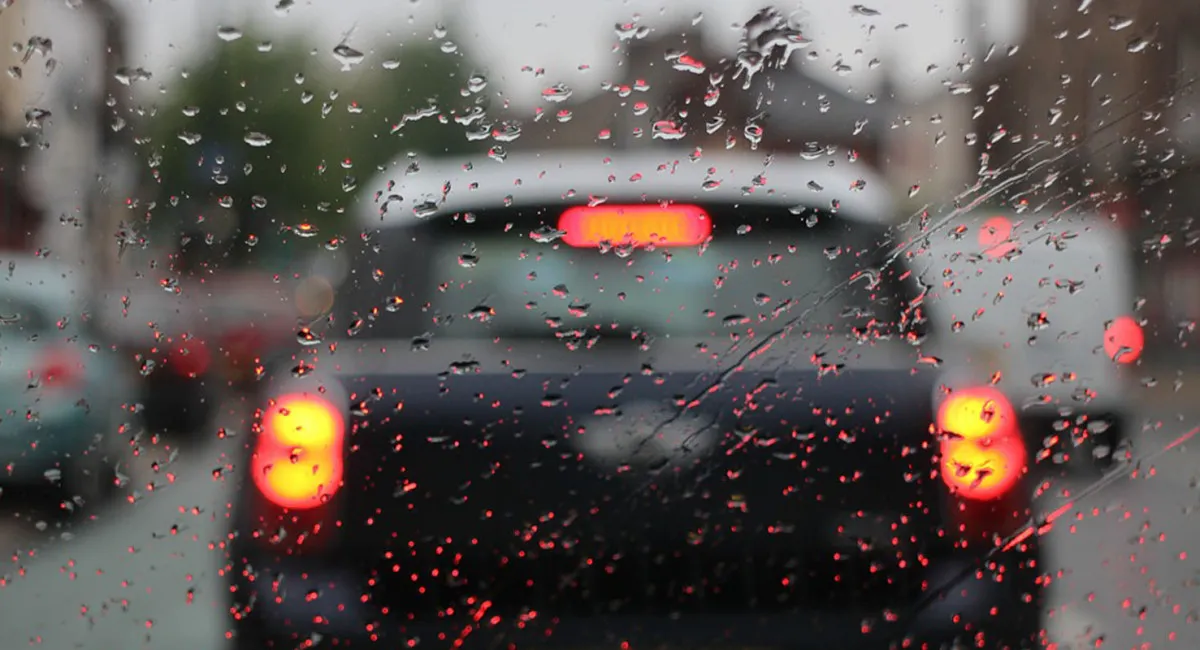 Инженер назвал несколько кнопок в автомобиле, которые лучше не трогать в дождливую погоду. - today.ua