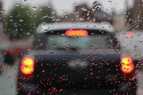 Инженер назвал несколько кнопок в автомобиле, которые лучше не трогать в дождливую погоду.