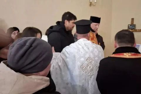 Мить, що рве душу: в Тернополі батько востаннє колихає загиблого сина (відео)