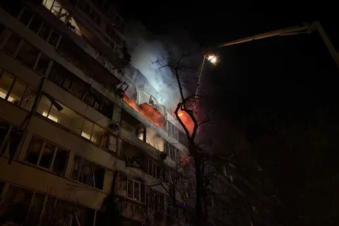 РФ нанесла массированный удар по Киеву: зафиксированы попадания в дома, есть погибшие и раненые (фото)