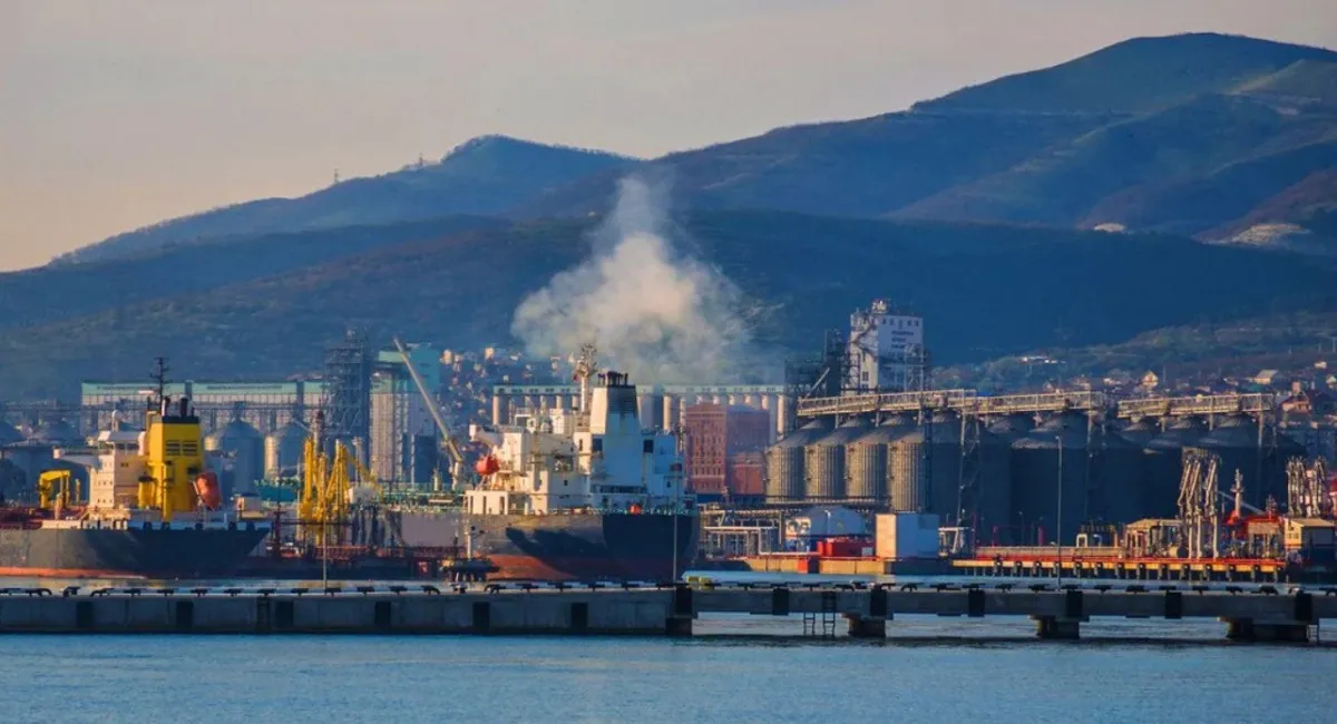 Украина ударила дронами по порту Новороссийск: поражен большой десантный корабль (видео) - today.ua