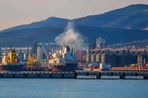 Украина ударила дронами по порту Новороссийск: поражен большой десантный корабль (видео)