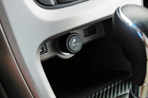 Водителей предупредили об опасности: какие пять устройств запрещено подключать к прикуривателю