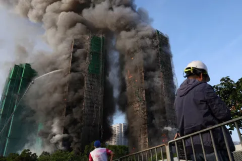Адский пожар в высотках Гонконга: город в дымовой ловушке, есть погибшие (фото, видео)