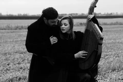 Франко зазвучав по-новому: Козловський зняв щемливий кліп на післявоєнному полі (відео)