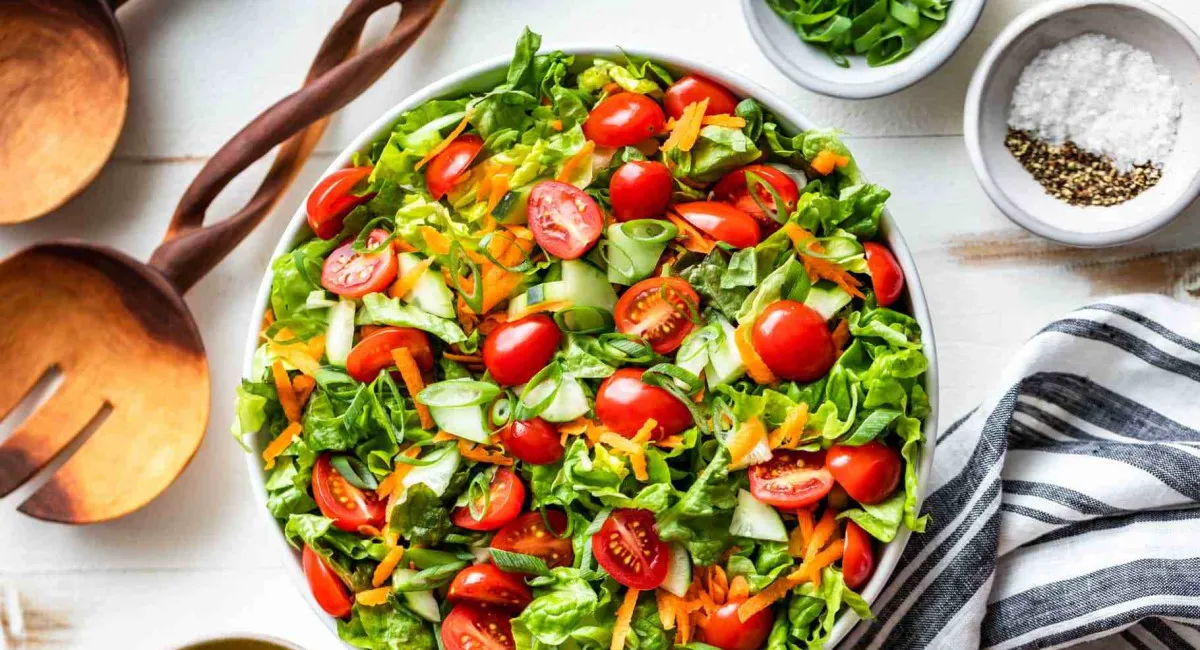 Легкий салат, який хочеться їсти знову і знову: рецепт апетитної закуски - today.ua