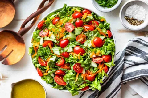 Легкий салат, который хочется есть снова и снова: рецепт аппетитной закуски 