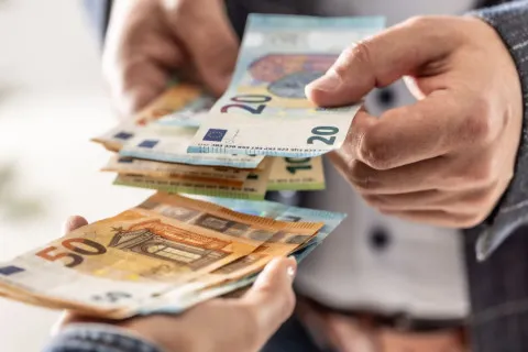 Украинцам советуют проверить свои евро: какие купюры в 2026 году могут создать проблемы