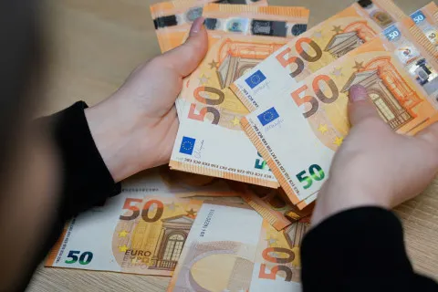 Евро впервые пересек психологическую отметку в 51 грн: официальный курс валют на 27 января