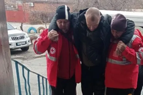 Байдужість лікарів ледь не вбила: паралізованого чоловіка залишили біля метро в Києві