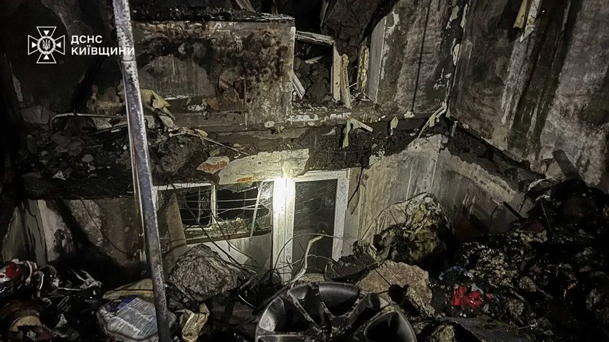 Вирви на дорогах, знесені під’їзди й згорілі автівки: ДСНС показала шокуючі наслідки атаки на Київщину (відео) Вирви на дорогах, знесені під’їзди й згорілі автівки: ДСНС показала шокуючі наслідки атаки на Київщину (відео) - today.ua