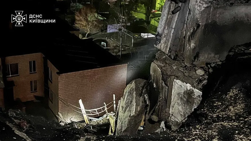 Вирви на дорогах, знесені під’їзди й згорілі автівки: ДСНС показала шокуючі наслідки атаки на Київщину (відео) Вирви на дорогах, знесені під’їзди й згорілі автівки: ДСНС показала шокуючі наслідки атаки на Київщину (відео) - today.ua