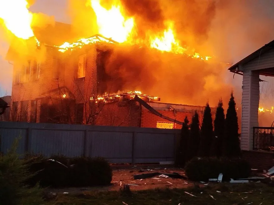 Вирви на дорогах, знесені під’їзди й згорілі автівки: ДСНС показала шокуючі наслідки атаки на Київщину (відео) Вирви на дорогах, знесені під’їзди й згорілі автівки: ДСНС показала шокуючі наслідки атаки на Київщину (відео) - today.ua