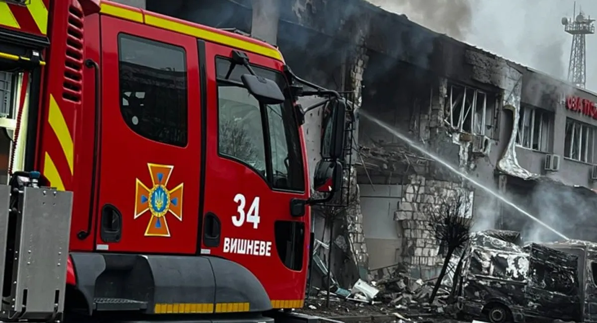 Ямы на дорогах, разрушенные подъезды и сгоревшие авто: ГСЧС показала шокирующие последствия атаки на Киевщину (видео) - today.ua