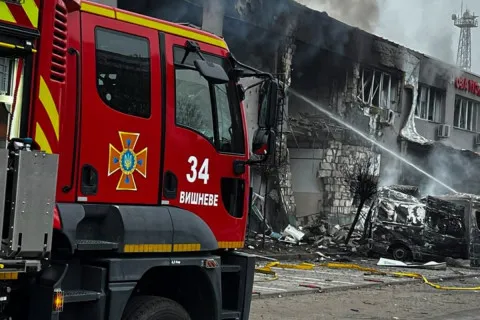 Ямы на дорогах, разрушенные подъезды и сгоревшие авто: ГСЧС показала шокирующие последствия атаки на Киевщину (видео)